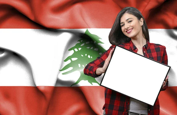 妇女拿着空白板反对黎巴嫩国旗 — 图库照片