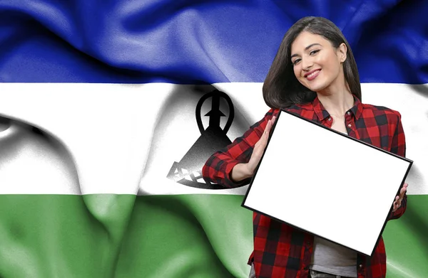 Mujer Sosteniendo Tablero Blanco Contra Bandera Nacional Lesotho — Foto de Stock