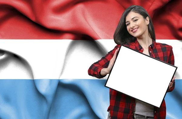 Mujer Sosteniendo Tablero Blanco Contra Bandera Nacional Luxemburgo — Foto de Stock