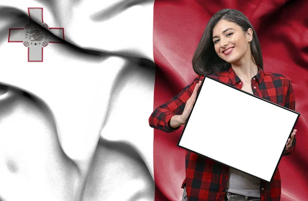 Wanita Memegang Papan Kosong Terhadap Bendera Nasional Malta — Stok Foto