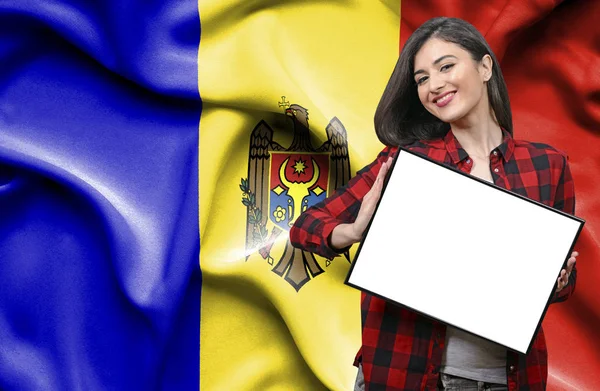 モルドバの国旗に対して空白のボードを持った女性 — ストック写真
