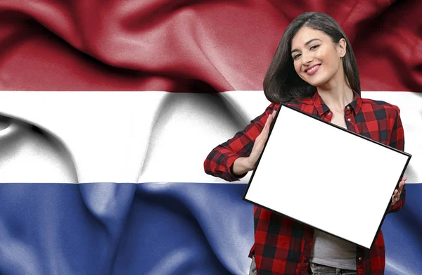 Mujer Sosteniendo Tablero Blanco Contra Bandera Nacional Holanda — Foto de Stock