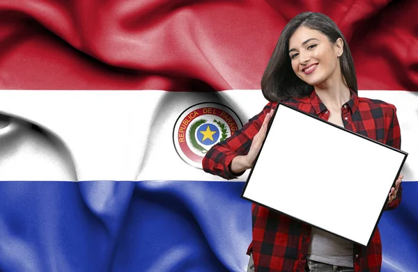 Mujer Sosteniendo Tablero Blanco Contra Bandera Nacional Paraguay — Foto de Stock