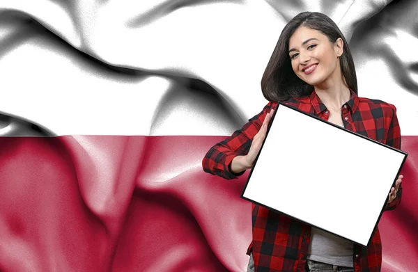 ポーランドの国旗に対して空白のボードを持った女性 — ストック写真