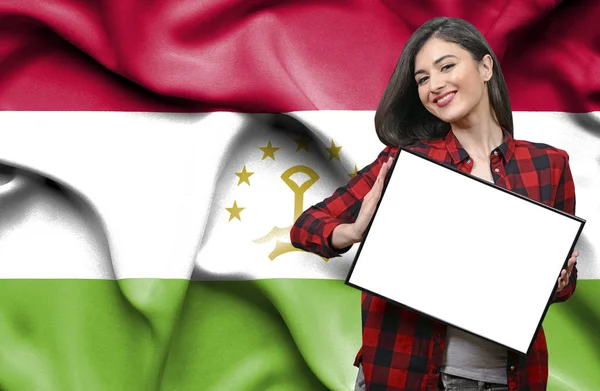 妇女拿着空白板反对国旗 Tajikisatn — 图库照片