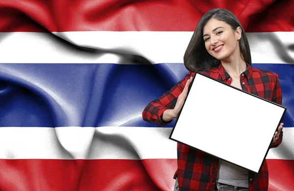 Mujer Sosteniendo Tablero Blanco Contra Bandera Nacional Tailandia — Foto de Stock
