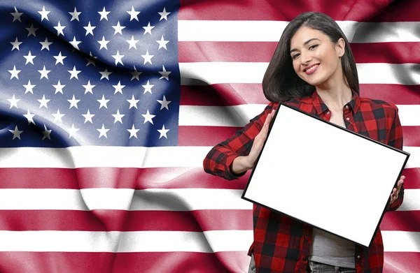 Frau Hält Weiße Tafel Gegen Nationalflagge Der Vereinigten Staaten Von — Stockfoto