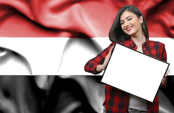 Mujer Sosteniendo Tablero Blanco Contra Bandera Nacional Yemen — Foto de Stock