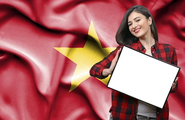 Vrouw Met Leeg Bord Tegen Nationale Vlag Van Vietnam — Stockfoto