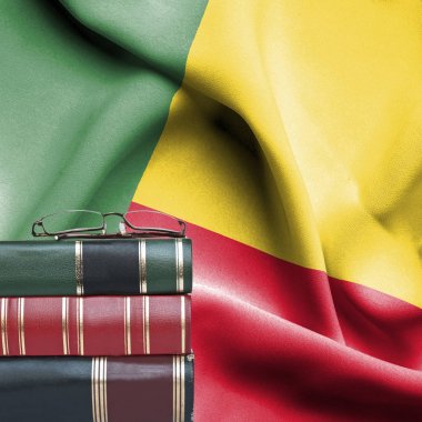 Eğitim kavramı - Kitaplar ve Benin okuma gözlükleri ulusal bayrak karşı yığını