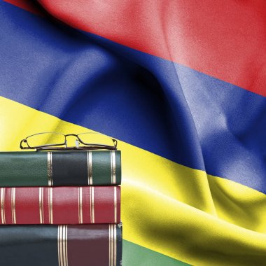 Eğitim kavramı - kitap ve Okuma gözlükleri N karşı yığını