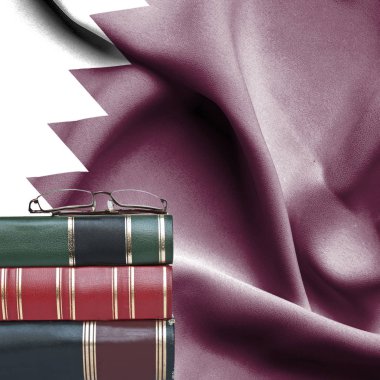 Eğitim kavramı - kitap ve Okuma gözlükleri N karşı yığını