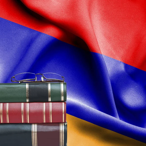 Освіта Концепції Стопку Книг Окулярів Читання Проти Національний Прапор Вірменії — стокове фото