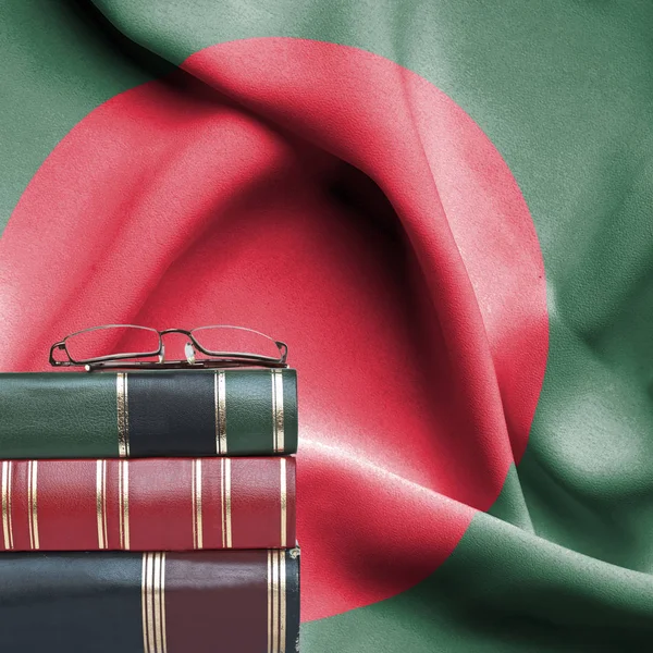 Onderwijs Concept Stapel Boeken Leesbril Tegen Nationale Vlag Van Bangladesh — Stockfoto