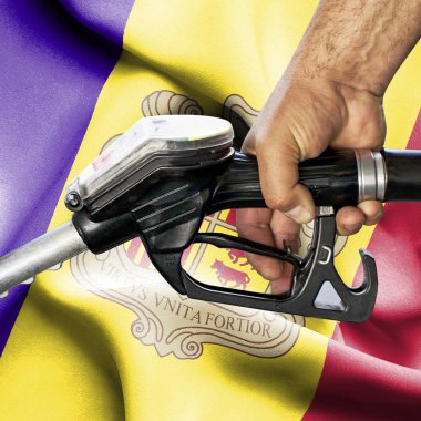 Benzin tüketimi kavramı - hortum karşı bayrak tutan el