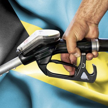 Benzin tüketimi kavramı - hortum karşı bayrak tutan el