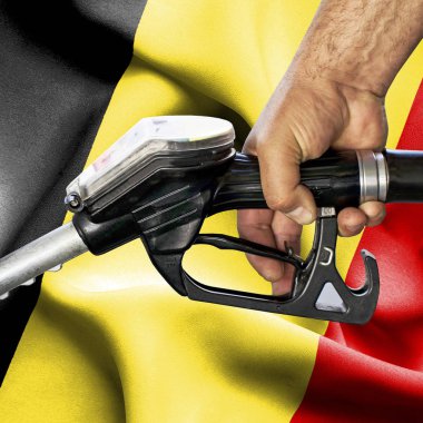 Benzin tüketimi kavramı - hortum karşı bayrak tutan el