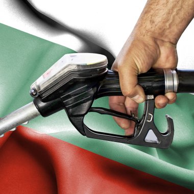 Benzin tüketimi kavramı - hortum karşı bayrak tutan el