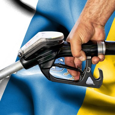 Benzin tüketimi kavramı - hortum karşı bayrak tutan el