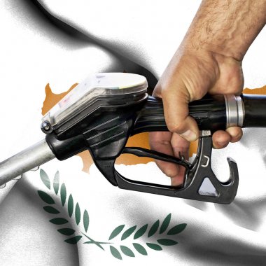 Benzin tüketimi kavramı - hortum karşı bayrak tutan el