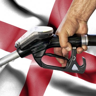 Benzin tüketimi kavramı - hortum karşı bayrak tutan el