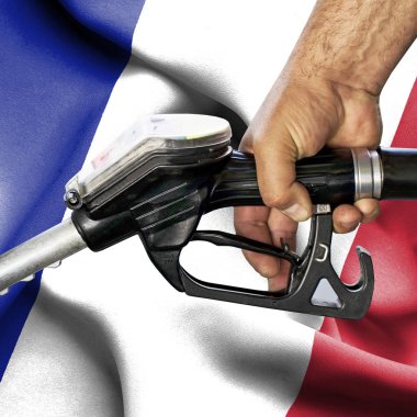 Benzin tüketimi kavramı - hortum karşı bayrak tutan el