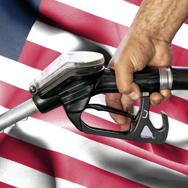 Benzin tüketimi kavramı - hortum karşı bayrak tutan el