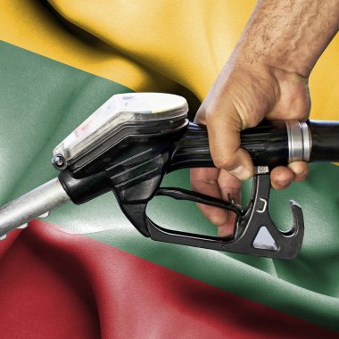 Benzin tüketimi kavramı - hortum karşı bayrak tutan el