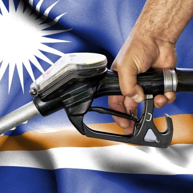 Benzin tüketimi kavramı - hortum karşı bayrak tutan el