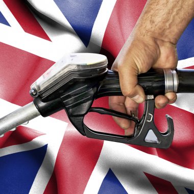 Benzin tüketimi kavramı - hortum karşı bayrak tutan el