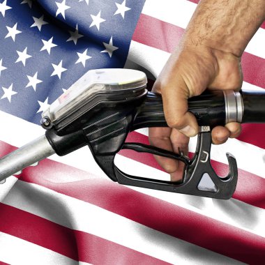 Benzin tüketimi kavramı - hortum karşı bayrak tutan el