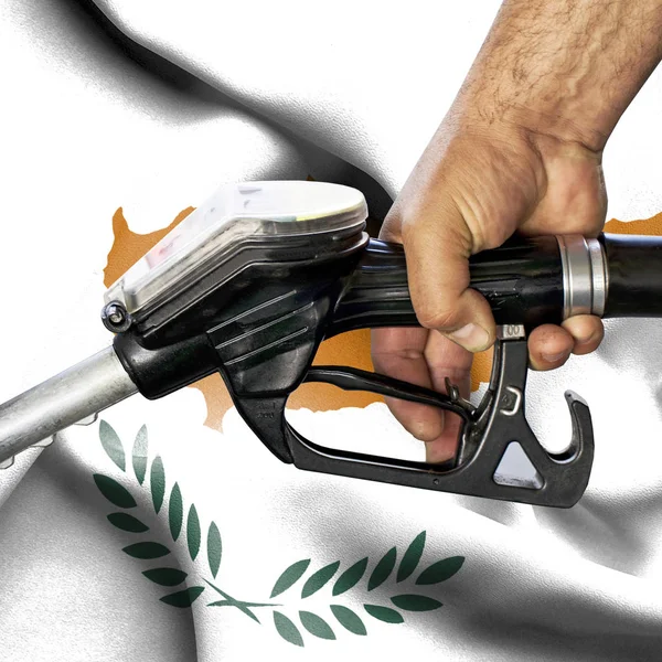 Concepto de consumo de gasolina - Manguera de mano contra bandera de — Foto de Stock