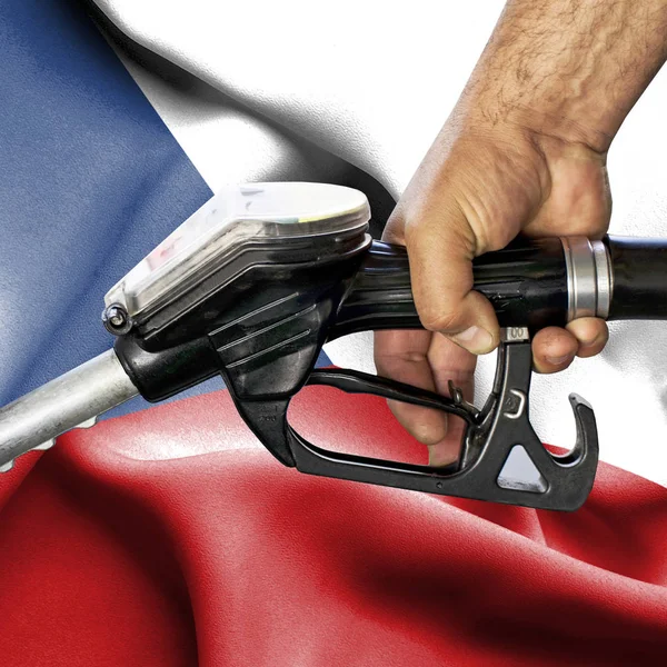 Benzin tüketimi kavramı - hortum karşı bayrak tutan el