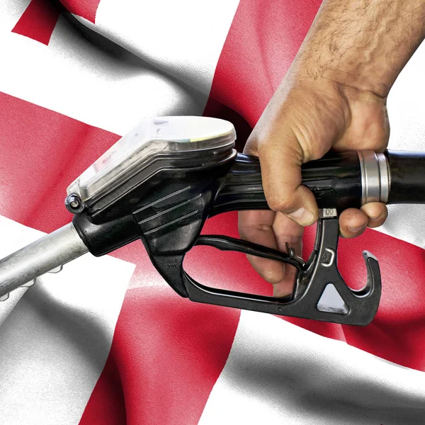 Benzin tüketimi kavramı - hortum karşı bayrak tutan el