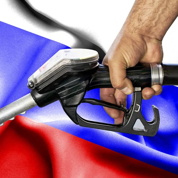 Benzin tüketimi kavramı - hortum karşı bayrak tutan el