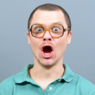 Bir şey hakkında tepki hayret adam 