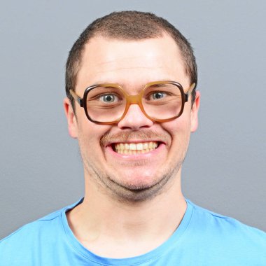 Büyük gözlüklü adam arıyor bir geek portresi
