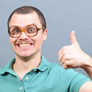 Yukarı işareti gri arka plan karşı gösterilen bir adam portresi