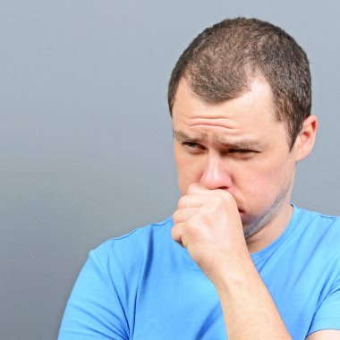 Kronik öksürük gelen acı bir adam portresi