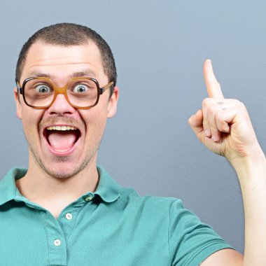 Bir fikir olan ve boş gösterilen komik inek adam portresi 