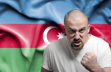Azerbaycan bayrağı karşı kızgın adam