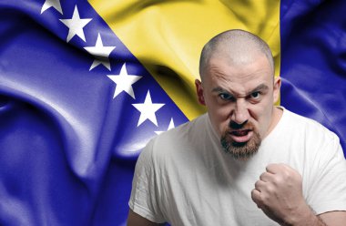 Bosna-Hersek bayrağı karşı kızgın adam