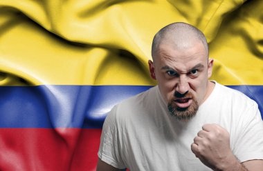 Columbia bayrağı karşı kızgın adam