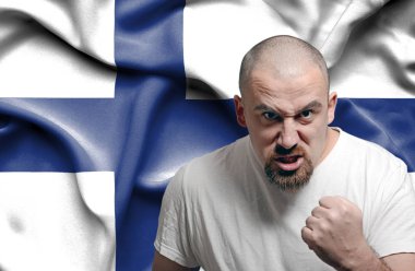 Finlandiya bayrağı karşı kızgın adam