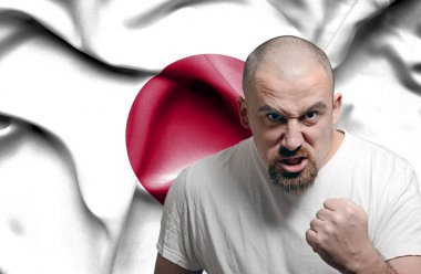 Japonya bayrağı karşı kızgın adam