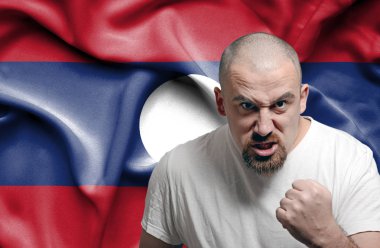 Laos bayrağı karşı kızgın adam