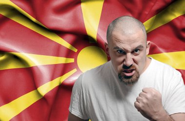 Makedonya Cumhuriyeti bayrağı karşı kızgın adam