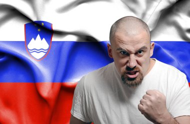 Slovenya bayrağı karşı kızgın adam
