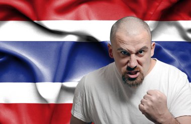 Tayland bayrağı karşı kızgın adam