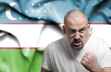 Özbekistan bayrağı karşı kızgın adam